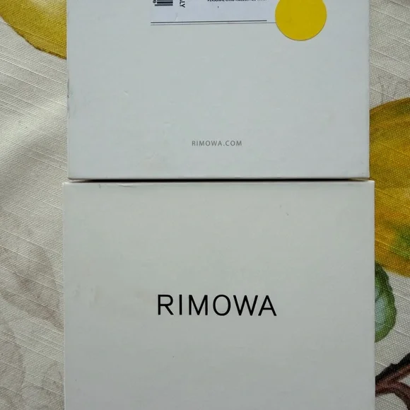 RIMOWA White Box with Black Logo and Yellow Sticker, Cardholder - Picture 4 of 4